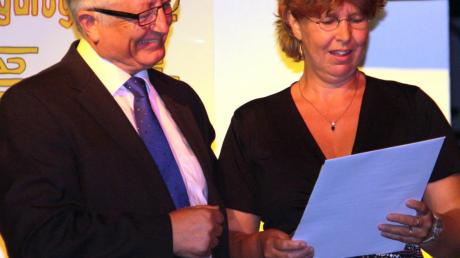 Hervorragende Leistungen attestierte dem scheidenden Rektor Anton Aurnhammer sein „Abschlusszeugnis“, das ihm Elternbeiratsvorsitzende Andrea Kögler bei der Verabschiedung in der Schule überreichte. 