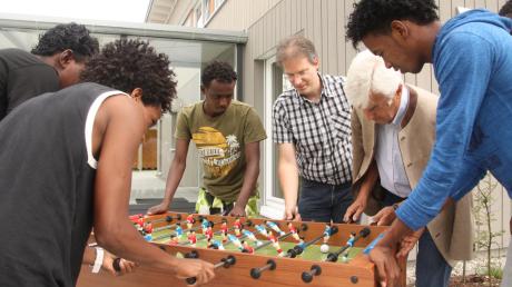 In ihrem Wohnheim sollen die jungen Flüchtlinge aus Eritrea Fuß fassen für ein Leben in Deutschland. Sie gehen zur Schule, lernen Deutsch, kochen gemeinsam und sollen auch ihre Sorgen vergessen: beispielsweise bei einer Kickerpartie. 