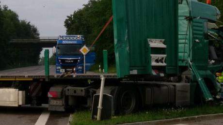 Quer über die B2 stand nach dem Unfall dieser Lastwagen nahe Monheim. Bei dem Unfall entstand beträchtlicher Schaden. Glücklicherweise wurde nur eine Person leicht verletzt. 