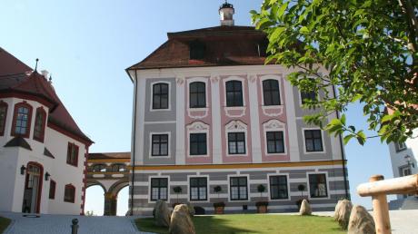 Schloss Leitheim (hier die Nord-Ansicht) bietet eine malerische Kulisse. Seit diversen Renovierungen und Anbauten ist ein geschlossenes Gebäude-Ensemble entstanden. 