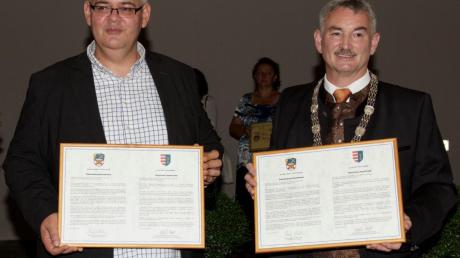 Bürgermeister Karl Malz (rechts) und Bürgermeister Jozsef Schulcz besiegelten die Freundschaft zwischen den beiden Ortschaften mit der Unterzeichnung eines Freundschaftsvertrages. 	
