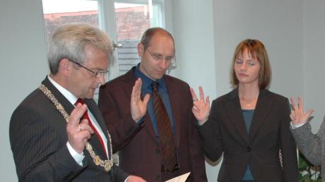 Ulrich Gerstner (Mitte) wurde im Jahr 2008 vom damaligen Bürgermeister Anton Ferber als Stadtrat vereidigt. Nun verlässt er das Gremium.  	