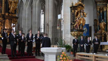Chor und Solostimmen des Ensembles „Sonat-Vox“ boten im Kaisheimer Münster ein beeindruckendes und zu Herzen gehendes Klangerlebnis. Dieses Konzert setzte den Schlusspunkt unter die diesjährige Reihe der Leitheimer Schlosskonzerte. 	 	
