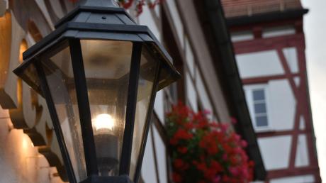 Ein heiß diskutiertes Thema: Die Straßenbeleuchtung in Harburg und Stadtteilen bleibt bald zumindest am Wochenende etwas länger an. Das hat der Stadtrat mit knapper Mehrheit beschlossen.  	