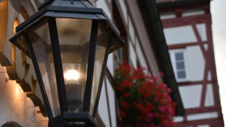 Ein heiß diskutiertes Thema: Die Straßenbeleuchtung in Harburg und Stadtteilen bleibt bald zumindest am Wochenende etwas länger an.