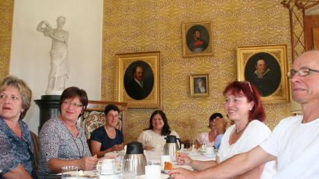 Unsere Leser bei Kaffee und Schlosstorte in einem der eleganten Salons auf Schloss Leitheim. 	 	