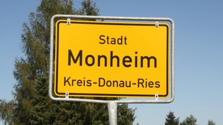 Alles wieder am richtigen Platz: Monheimer Ortsschild an der Einfahrt von Kölburg kommend.