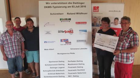 Bürgermeister Roland Wildfeuer (rechts) übergibt den Spendenscheck an Brigitte Lehenberger von der DKMS. Mit im Bild sind (von links) die aktiven Spender Herbert Luderschmid, Markus Hoffmann und Tobias Pfeifer. 