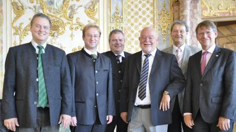 Der Forstbetrieb Kaisheim hat einen neuen Chef. Das Bild zeigt (von links) Martin Neumeyer, Wolfang Fackler, Martin Scharr, Elmar Bernauer, Helmut Weixler und Stefan Rößle.