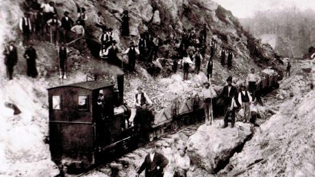 Zwischen 1902 und 1906 wurde die Zugstrecke zwischen Donauwörth und Treuchtlingen gebaut. 385000 Kubikmeter Erdmasse wurden dafür bewegt. Einschnitte bis zu einer Tiefe von 26 Meter waren dafür nötig. 