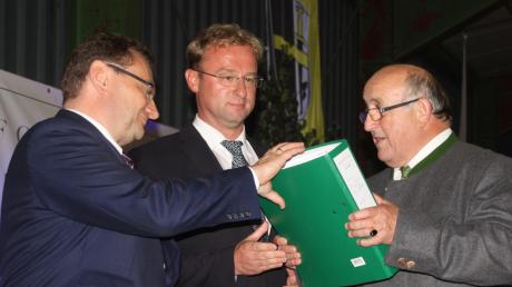 IG-Sprecher Gottfried Hänsel (rechts) übergab den Abgeordneten Ulrich Lange (links) und Wolfgang Fackler die Unterschriftenlisten.  	