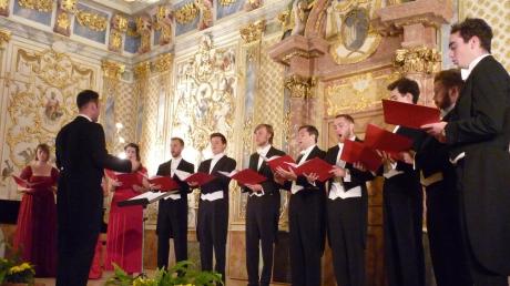 Großartige musikalische Darbietung der elf Chormitglieder: Die Blenheim Singers brillierten unter Tom Hammond-Davies im Kaisersaal. 	 	