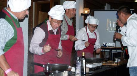 Gemeinsames Kochen (von links): Bürgermeister Hubert Eberle, Landrat Stefan Rößle, Dieter Stempfle (Raiffeisen-/Volksbank), Alexander Marb (Sparkasse) und Organisator Robert Seitz. 