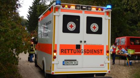 Der Rettungswagen im Zielbereich beim Jedermannslauf in Buchdorf. Zuvor hatten Helfer einem Teilnehmer das Leben gerettet. 