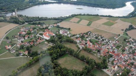 An der Staustufe Bertoldsheim soll der Wasserpegel des Stausees erhöht werden. Das sorgt für Kritik bei den Anrainer-Gemeinden. 	 	