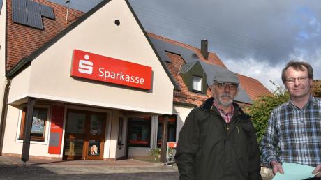 In die bisherige Filiale der Sparkasse soll 2017 der neue Dorfladen in Fünfstetten einziehen. Darüber freuen sich Bürgermeister Werner Siebert (rechts) und Rudolf Rosenwirth, Mitglied des Arbeitskreises Dorfladen.  	