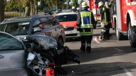 Feuerwehr, Polizei und Rettungskräfte waren zum Unfallort bei Auchsesheim gekommen.