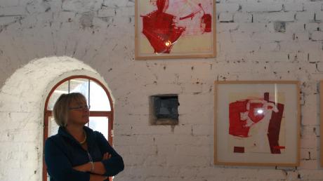 Die Künstlerin Karin Bauer vor ihren Arbeiten im Kaisheimer Torturm, wo sie derzeit ihre Arbeiten der Öffentlichkeit präsentiert. 	 	