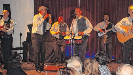 Die kubanische Gruppe Pinarson brachte Rhythmen der Karibik in die Kleinkunstbrauerei „Thaddäus“ nach Kaisheim. Das Konzert war eine Liebeserklärung an Castros Insel. Die Besucher kamen schnell in Stimmung, sodass es fast wie in einer Casa de la Trova, einer kubanischen Musikkneipe, war.  	 	