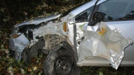 Totalschaden entstand an dem Auto, mit dem ein 18-Jähriger nahe Natterholz einen Lastwagen streifte.
