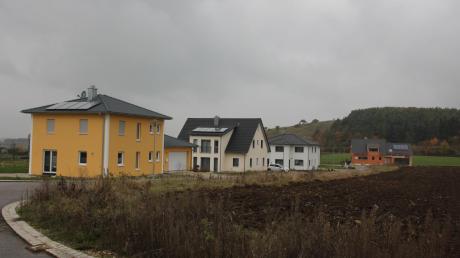 Das neue Wohngebiet Kapellenfeld in Huisheim wird weiterhin sehr gut angenommen. Inzwischen sind 14 Bauplätze verkauft und bereits zehn Häuser entstanden.