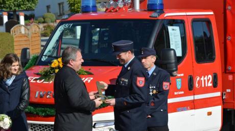 Bürgermeister Martin Scharr überreichte symbolisch den Schlüssel des neuen Einsatzfahrzeuges an Kommandant Roland Schmid.  	
