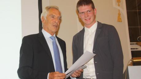 Den Jugendförderpreis Donau-Ries übergab Juryvorsitzender Dieter von Hummel (links) dem Preisträger Johannes Hiermeier aus Rögling.  	