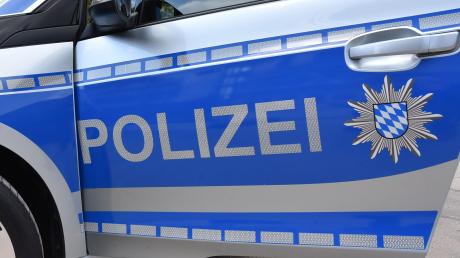 Die Polizei meldet einen ungewöhnlichen Unfall, der sich auf der B2 bei Monheim ereignet hat.