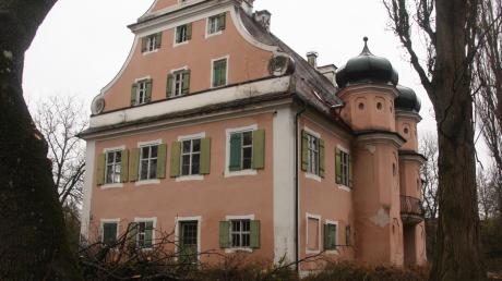 Schloss Donaumünster trägt innen wie außen noch die Spuren jahrelanger Vernachlässigung. Doch bald soll aus dem Anwesen wieder ein Schmückkästchen werden. Zwei Interessenten haben den Kauf so gut wie abgewickelt. Sie wollen das schmucke Gebäude zu einem Ort der Begegnung machen. 