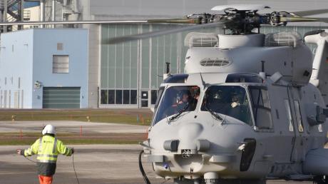 Nach einer kleinen Flugshow landete der NH90 Sea Lion im Airbus-Helicopters-Werk in Donauwörth. Bis 2019 soll die erste Maschine an die Marine geliefert werden.