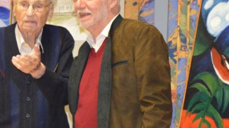 Josef Roßkopf (links), Senior der Kunstausstellung, im Gespräch mit Landratstellvertreter Peter Thrul.  	 	