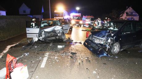 Fünf Verletzte gab es beim Zusammenstoß dieser beiden Autos in Möttingen.