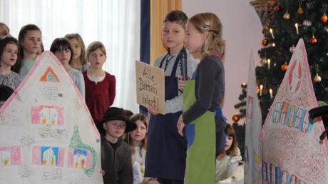 Maria und Josef werden auf der Herbergssuche immer wieder abgewiesen. Eine Szene aus dem Kindermusical, das in Buchdorf aufgeführt wurde. 	 	
