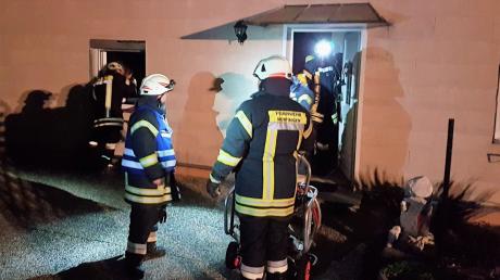 Die Freiwillige Feuerwehr Mertingen bei ihrem Einsatz am Ersten Weihnachtsfeiertag. Im Ortszentrum brannte es in der Küche eines Wohnhauses.