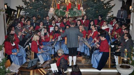Die Musikkapelle Rögling war einer der Interpreten, die in der Pfarrkirche St. Peter und Paul weihnachtliche Musik zu Gehör brachten. 	 	