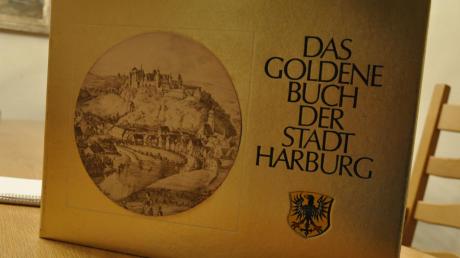 Das Goldene Buch von Harburg mit Wappen und Bild der Stadt.