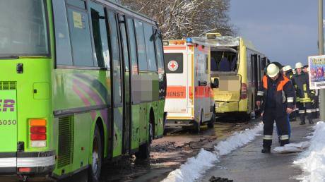 Am Ortsrand des Donauwörther Stadtteils Berg ist am frühen Montagnachmittag ein Unfall passiert, an dem zwei vollbesetzte Busse und ein Auto beteiligt waren. 