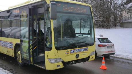Am Ortsrand des Donauwörther Stadtteils Berg ist am frühen Montagnachmittag ein Unfall passiert, bei dem zwei vollbesetzte Busse aufeinander krachten.