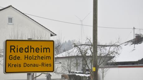 Nahe dem Holzheimer Ortsteil Riedheim (Landkreis Donau-Ries) drehen sich drei Windräder. Manche Anwohnerinnen und Anwohner fühlen sich durch den Lärm der Anlagen gestört.