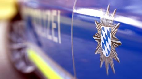Die Polizei in Donauwörth ermittelte eine Unfallflüchtige. Sie war in Treuchtlingen jemandem aufgefahren und hatte sich um den Schaden nicht gekümmert (Symbolbild)