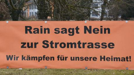In der Region zeugen noch immer vielerorts Schilder und Plakate vom (erfolgreichen) Protest gegen die Stromtrasse. Hier Rain.  