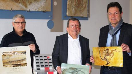 Rudolph Hanke (Mitte) übergibt sein privates Fotoarchiv an das Fossilienmuseum in Solnhofen. 