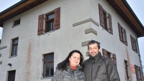 Erst wollten sie es abreißen, jetzt hauchen sie dem alten Gemäuer neues Leben ein: Conny und Stefan Dollinger vor dem 111 Jahre alten Blockhaus am Biberhof bei Fünfstetten. 
