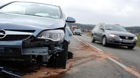 Bei einem Unfall gestern Mittag auf der B16 bei Oberhausen wurden ein Mann und eine Frau leicht verletzt. Ein Kleintransporter hatte die auf einem Anhänger transportierte Ladung verloren.