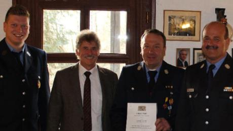 Ehrenkommandant Dominikus Schoder wurde für 40 Jahre aktiven Feuerwehrdienst geehrt, es gratulierten: (von links) Zweiter Kommandant Dominik Schießl, Erster Bürgermeister Gerhard Martin und Kreisbrandmeister Gottfried Hackl.  	