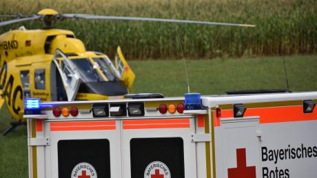 Bei einem Unfall nahe Flotzheim hat sich ein Landwirt schwer verletzt. Der Mann wurde mit einem Rettungshubschrauber ins Klinikum nach Augsburg geflogen.