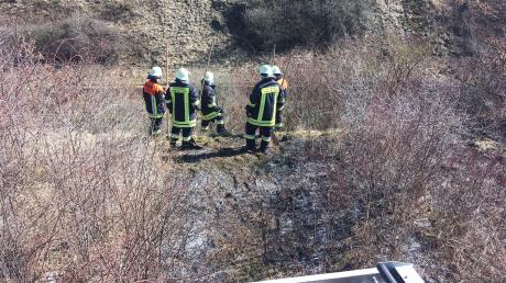 Ein Defekt an einem Güterzug-Wagon hat an der Bahnlinie Donauwörth - Treuchtlingen mehrere Brände ausgelöst. Fünf Feuerwehren waren im Einsatz.
