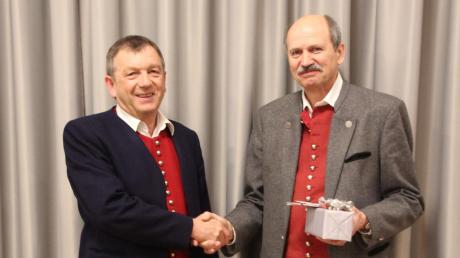 Theo Keller (links) wurde für seine 20-jährige Tätigkeit als Vorsitzender des ASM-Bezirks 16 von Stellvertreter Anton Böswald geehrt.