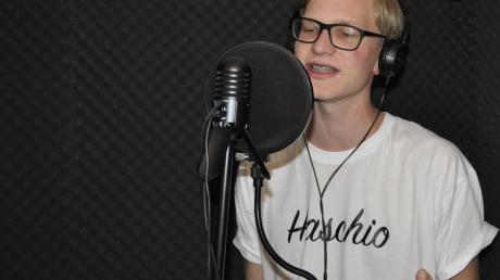 Julian Haschner macht unter dem Künstlernamen Haschio eine Mischung aus „Comedy und Rap“. Sein bislang größter Erfolg – das Lied „Hit“ – hat über 12000 Klicks auf Youtube. Auch nach der Schule möchte der 18-Jährige nebenher Musik machen. 