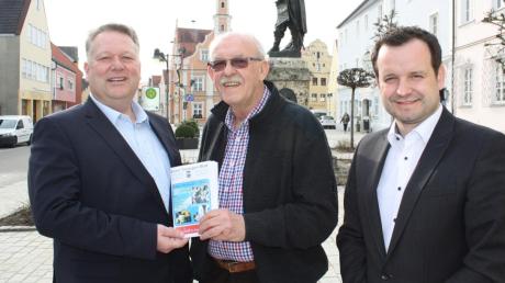 Franz Deibl (Mitte) übergibt sein Erfolgsblatt an Georg Fackler, Anzeigenverkaufsleiter der Donauwörther Zeitung (links), und Matthias Schmid, Regionalverlagsleiter bei der Augsburger Allgemeinen. 